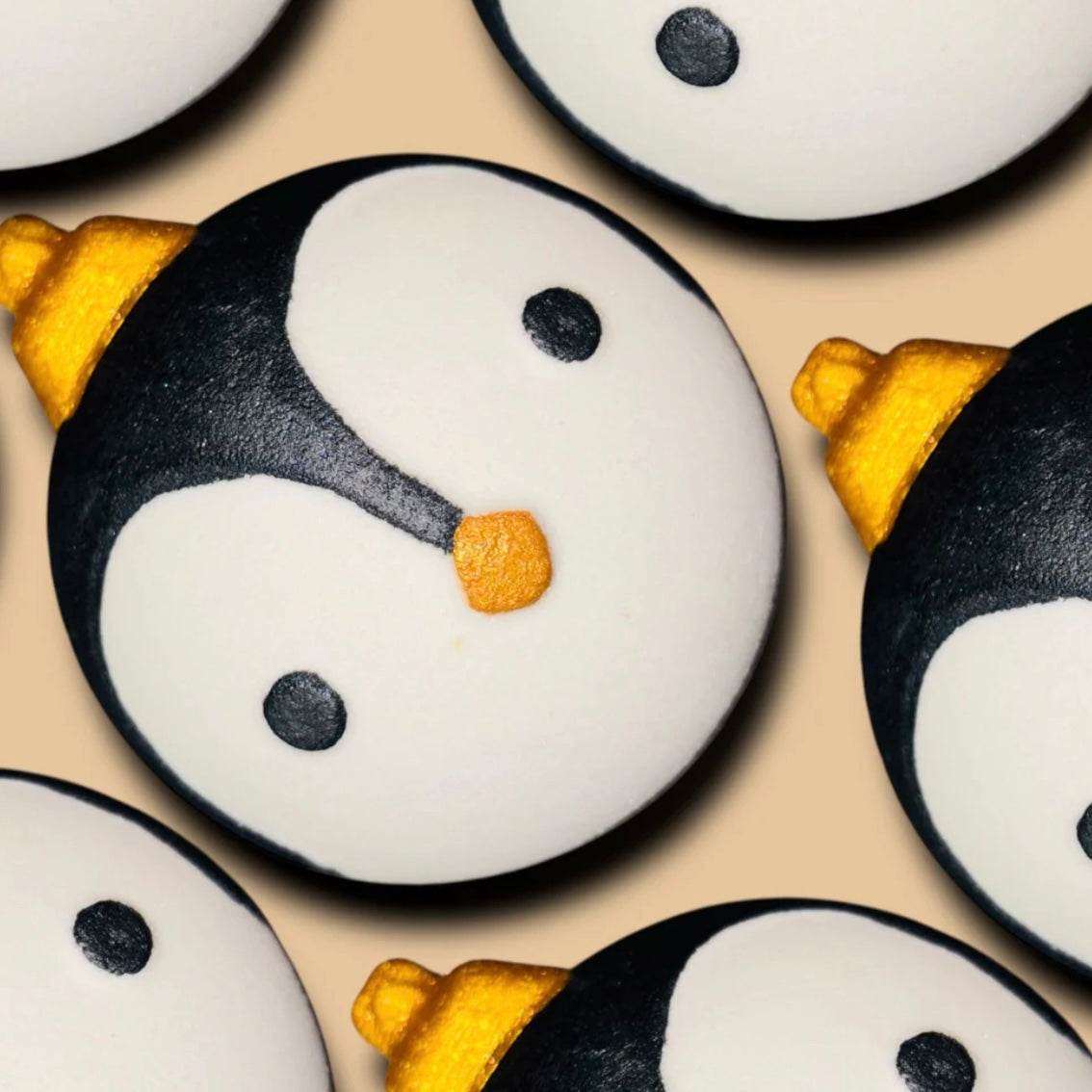 Large Penguin Bauble (Driving Home For Christmas) Bath Bomb